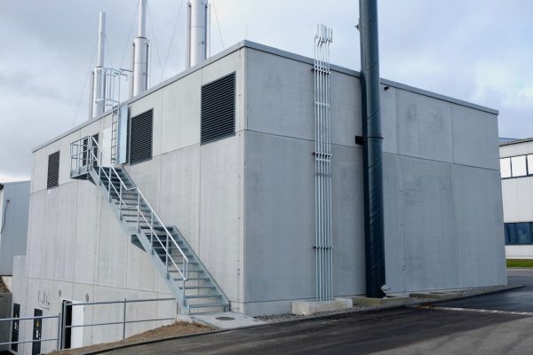 Rückansicht des Neubaus Energiezentrale der Fa. Irlbacher in Schönsee