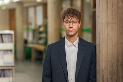 Projektleiter Planung Elektro im Büro von Projekt-HLS