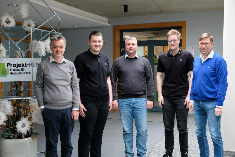 Gruppenfoto mit erfolgreichen Prüflingen zum Systemplaner und Geschäftsführern bei Projekt HLS Weiden