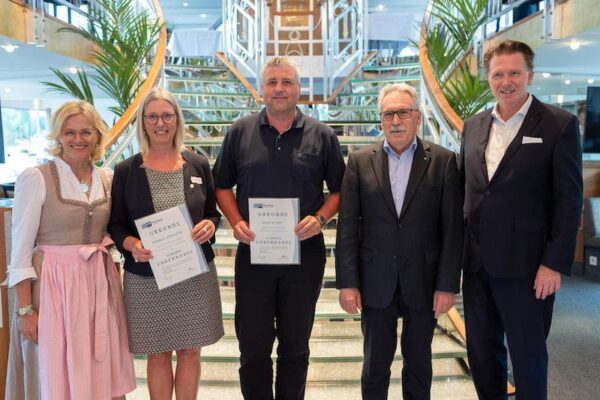 Gruppenbild von Ehrung des Prokuristen Martin Voit für 10 Jahre Tätigkeit im Prüfungsausschuss der IHK