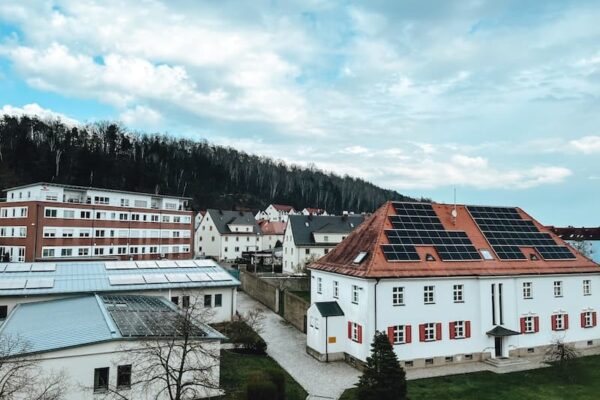 Ansicht Gebäude Amtsgericht Schwandorf mit neuer Photovoltaik Anlage, geplant von Projekt-HLS in Weiden
