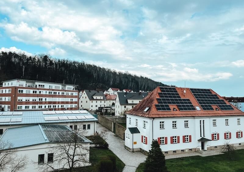 Ansicht Gebäude Amtsgericht Schwandorf mit neuer Photovoltaik Anlage, geplant von Projekt-HLS in Weiden