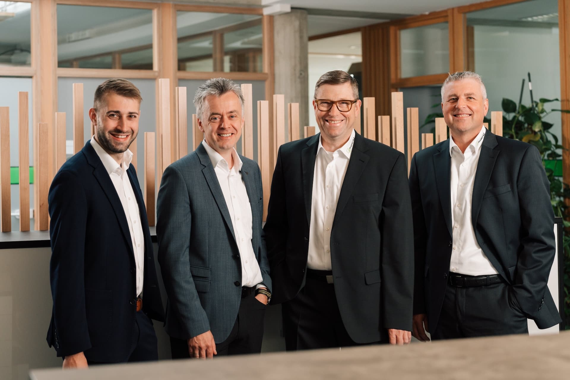 Geschäftsführung Planungsbüro Projekt-HLS Weiden Gruppenaufnahme am Bürothresen Martin Voit, Jürgen Brunner, Jörg Retzer, Maximilian Brunner