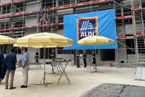 Richtfest bei Aldi Sued in Nürnberg. Neubauprojekt Äußere Sulzbacher Strasse