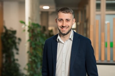 Portraitfoto Prokurist Maximilian Brunner im Büro