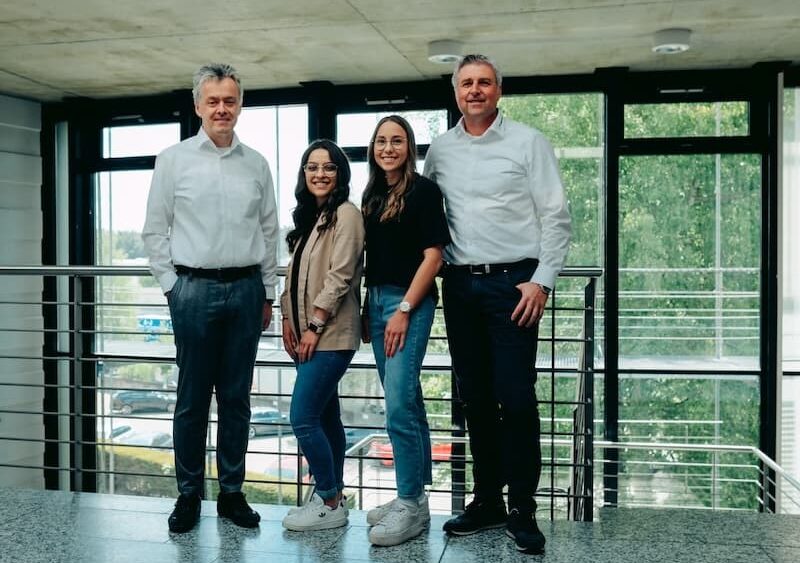 Gruppenbild im Treppenhaus bei Projekt-HLS mit dem Geschäftsführer Jörg Retzer und Ausbildungsleiter Martin Voit zum Ausbildungsabschluss von Jasmin und Yvonne