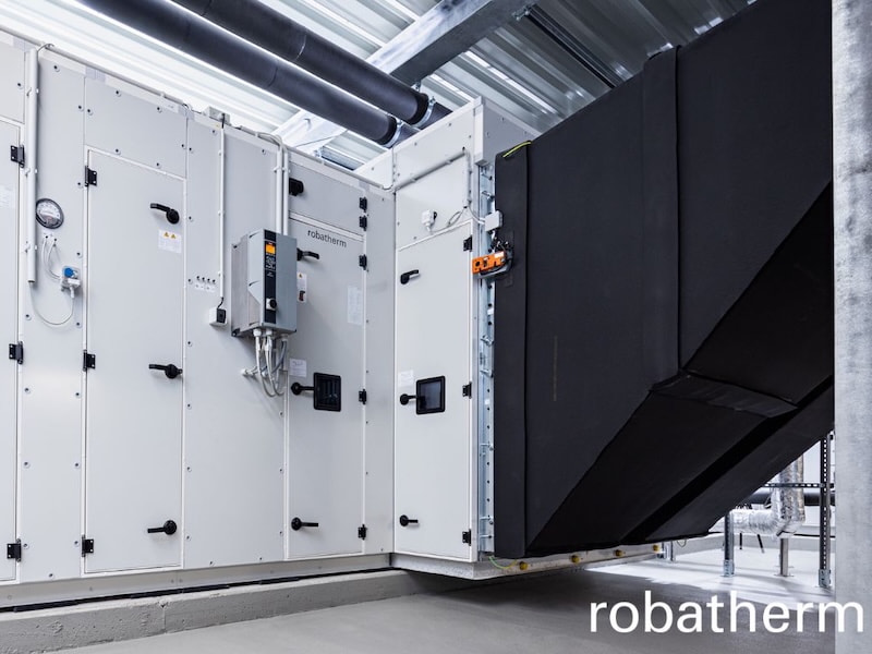 Lüftungsanlage von robatherm im Technikraum des Güterwerks Bürogebäudes in Nürnberg. Die zentrale Lüftungsanlage (RLT-Anlage) ist mit integrierter Regeltechnik und gedämmter Luftführung ausgestattet.
