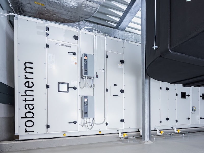 Robatherm Raumlufttechnik-Anlage mit Doppelwärmetauscher im Bürogebäude Güterwerk Nürnberg. Die Anlage umfasst mehrere Segmente zur Luftaufbereitung und ist für energieeffiziente Be- und Entlüftung ausgelegt.