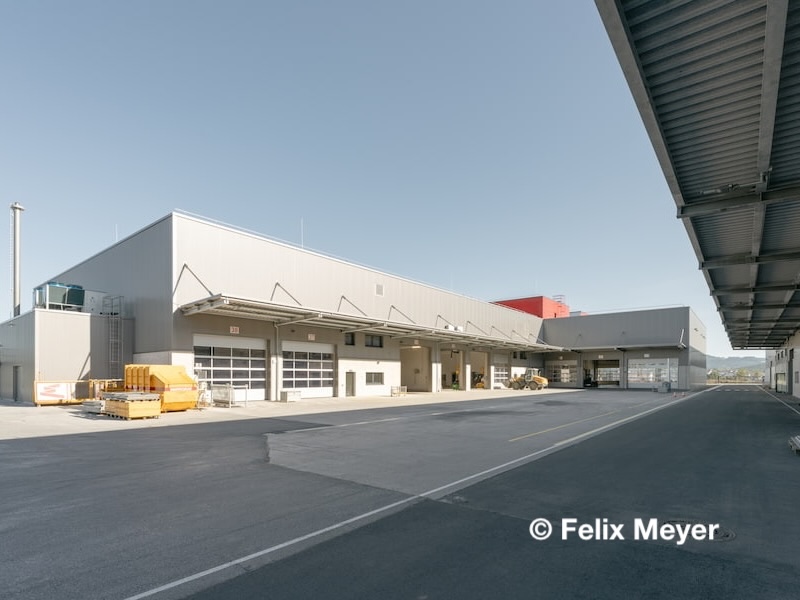 Anlieferzone des Logistikzentrums Markgraf in Kemnath mit mehreren Toren und großzügiger Zufahrtsfläche.