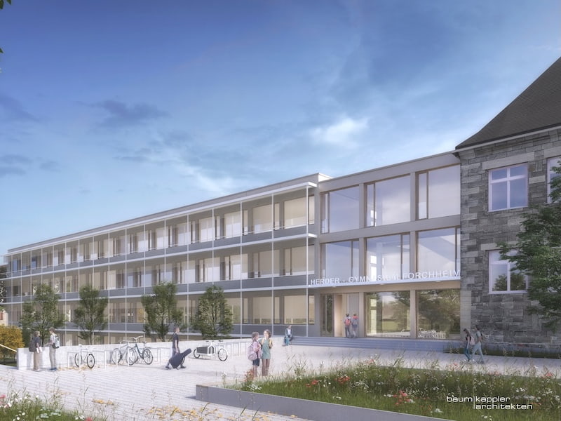 Außenansicht des generalsanierten Herder-Gymnasiums in Forchheim mit Haupteingang – ganzheitliche Planung der Gewerke Heizung, Lüftung, Sanitär und MSR im Rahmen der energetischen Sanierung und Modernisierung des Schulgebäudes.