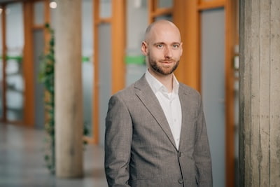 Projektleiter im Bereich Planung MSR bei Projekt-HLS in Weiden im Büro. Stehend im Büro neben einer Betonsäule.