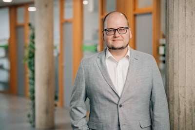 Projektleiter für Planung MSR bei Projekt-HLS in Weiden im Büro. Stehend im Büro neben einer Betonsäule.