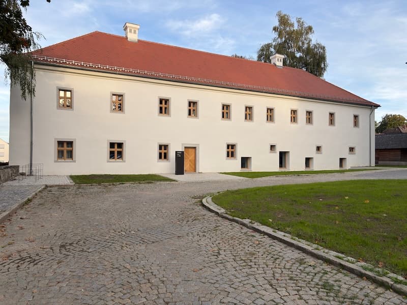 Ansicht des neu renovierten Kavaliersgebäudes in Vohenstrauß nach der Sanierung 2026