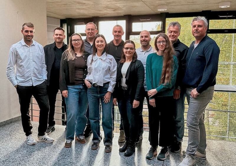 Gruppenbild mit geehrten Mitarbeitenden für langjährige Firmenzugehörigkeit bei Projekt HLS
